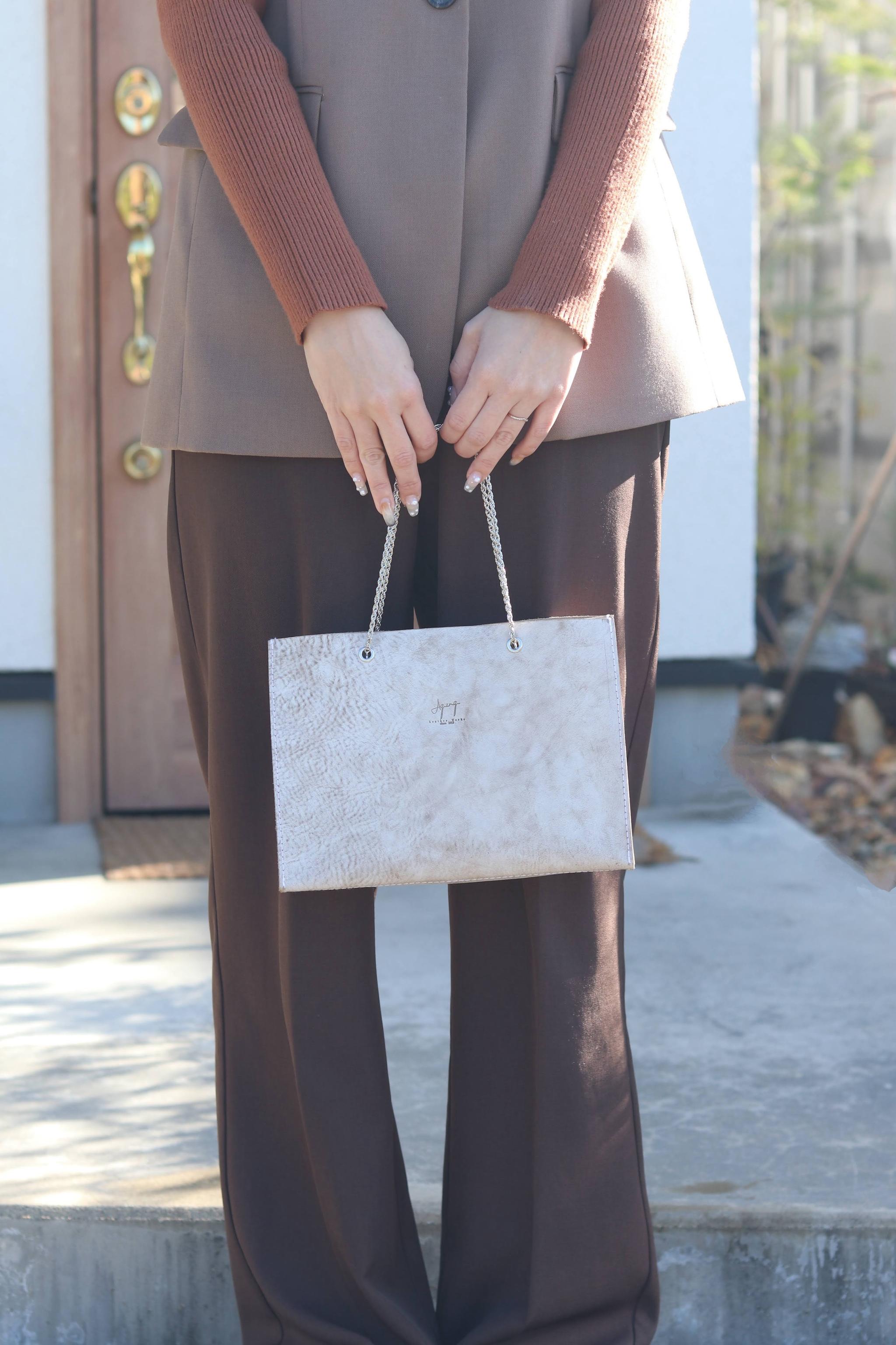 レザーショッパーバッグ　「遊び心」と「上品さ」を併せ持つ大人のバッグ | アラスカレザー グレージュ